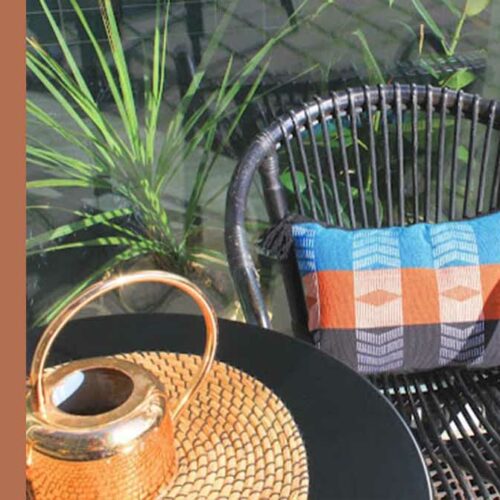 coussin en pagne Mandjak noir marron bleu double face tissage africain