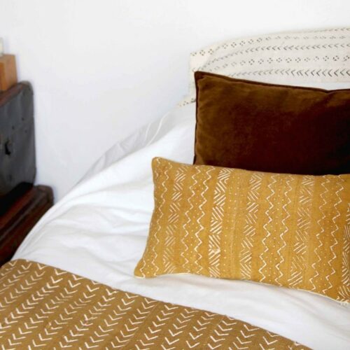 coussin en tissu Bogolan blond jaune motifs géométriques coton blanc déco