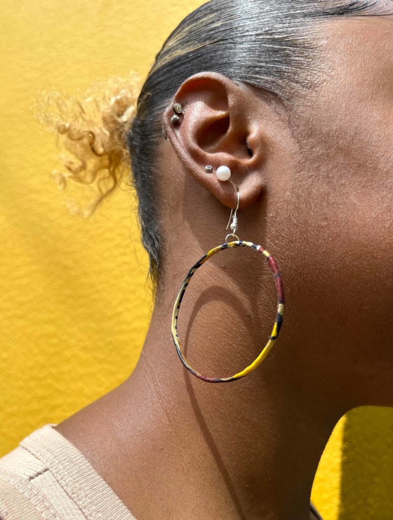 boucles d'oreille créoles wax MINA doré coloré best-seller léger