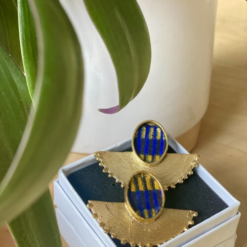 Boucles d'oreille bronze "Awa" violet et or, fabriquées au Sénégal à partir de poids Akan