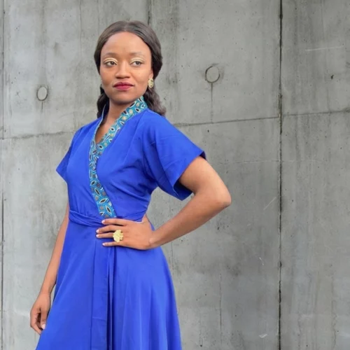 Robe Sophie Bleu avec col en wax à paillettes et tissu fluide Imanëka