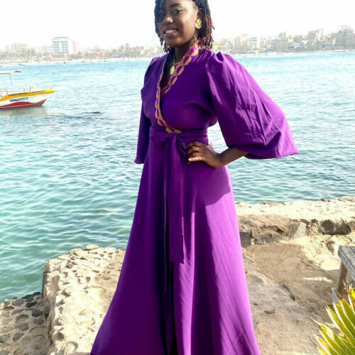 Détail du col en wax à paillettes sur la robe Sophie violette Imanëka